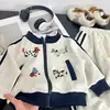 Conjuntos Infantis Primavera e Outono Novos Esportivos Moda Coreana Desenho Animado para Meninos e Meninas, Tamanhos Médio e Grande Infantil Zíper Duas Peças Roupa Infantil