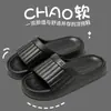 Pantuflas de suela gruesa para hombre 2026 nuevo modelo para uso en el baño de verano, sandalias para el hogar para hombre antiolor y antideslizantes, modelo para mujer