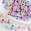 Cuentas de Letras de Colores con Fondo Blanco Acrílico de 6*6mm con Efecto de Goteo de Aceite, Cuentas Sueltas para Pulseras, Collares y Accesorios de Joyería Hechos a Mano DIY