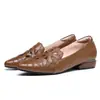 Sapatos Femininos Bordados Vazados em Couro Macio de Garça Almofada Branca, novos para o verão e outono de 2026, sapatos de salto baixo para mães, respiráveis para o trabalho