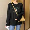 Camiseta Blanca de Algodón Puro para Mujer, Estilo Retro Americano, Hombro Recto, Manga Larga, Nuevo Diseño Primavera y Otoño 2026, Top Holgado de Nicho