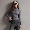 Conjunto de Fitness de Terciopelo Plus de Gama Alta Cardigan con Cremallera de Manga Larga Falda Irregular con Cordón Falsa de Dos Piezas Conjunto con Cuello Alto para Mujer