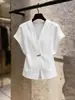 Top Feminino Branco de Manga Curta com Decote V de Luxo Leve Estilo Coreano, Novo Verão 2026 Top Slimming Texturizado que Marca a Cintura