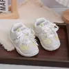 Zapatos Cómodos y Estables para Bebés Niñas Estilo Otoño 2026 Nuevo Decoración de Perla Mariposa Lazo Velcro Zapatos para Caminar para Niños Pequeños