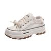 Sapatos brancos estilo K de sola grossa retrô 2024 verão novos para mulheres, estudantes da moda, tênis casuais versáteis para mulheres e papai