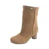 Novos sapatos femininos de outono de 2026, camurça lisa, de alta qualidade, nicho, versáteis, slip-on para o dia a dia, salto redondo, botas de moda que aumentam a altura