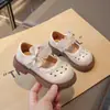 Sapatos Mary Jane de Couro com Solado Macio para Meninas 2026 Nova Moda Primavera/Verão Versátil Laço Pérola Sapatos de Princesa para Crianças