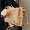 Bolso de diseño de nicho para mujer, nuevo bolso de mensajero plisado de alta calidad de moda 2023, bolso de hombro popular versátil para otoño e invierno.