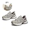 Novos Sapatos Plataforma Femininos Primavera 2026 Versáteis Sapatos com Solado Grosso que Aumentam a Altura Confortáveis Modernos Descolados Tênis de Corrida
