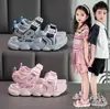 Sandálias Infantis Novas 2026 Verão Confortáveis Moda Casual Simples Meninas Sapatos de Praia Estudante Confortáveis Sandálias Infantis