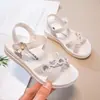 Sandálias Infantis Sapatos de Princesa Verão 2025 Novas Para Meninas Pequenas Solado Macio Sapatos Vazados Infantis para Praia Sapatos para Crianças de Meia-Idade e Grandes