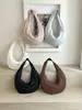 Bolsa feminina 2026 novo modelo, bolsa tote nicho casual simples leve de grande capacidade, versátil para uso diário e deslocamento, bolsa em formato de crescente