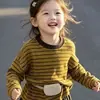 Conjunto de Ropa de Otoño para Niñas 2026 Nuevo Estilo Súper Lindo Niños Top Rayado Amarillo Jengibre Pantalones Verde Oscuro para Bebé