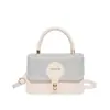 Bolsa de Mão Pequena Estilo Francês Chanel para Mulheres no Atacado, Nova Moda Inverno 2025 Bolsa de Ombro com Fecho, Bolsa Transversal Tendência