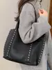 Bolsa de ombro casual retrô texturizada para o dia a dia, novo modelo de verão 2026, bolsa tote fashion de grande capacidade com tachas