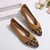 Zapatos planos casuales de flyknit talla grande para exportación, nueva colección de verano 2026, estampado de leopardo, zapatos sexy para mujer, planos sin cordones de punta baja