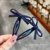 Pinza para el pelo con lazo de tela azul marino con un diseño sencillo para mujer, adecuada para recoger el flequillo y adecuada para el uso diario, un accesorio para el cabello elegante