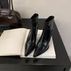 Botas Curtas com Solas Versáteis, Modernas e Estilosas, Design Exclusivo para Pessoas Baixinhas, Botas Curtas de Salto Fino, Saltos Altos, Modelo de Inverno 2026 Outono/Inverno