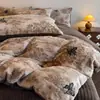 Conjunto de quatro peças em pele de coelho grau A, apresentando a cor Melard, edredom de alta densidade, forrado com fleece e espesso, juntamente com um conjunto de três peças em veludo de leite para aquecimento e um lençol com elástico