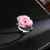 Anillo de Flor de Rosa Tridimensional de Lujo Ligero Europeo y Americano Accesorios para Cena de Banquete Anillo con Diseño Pesado Incrustado de Circonita Par