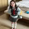 Conjunto JK Estilo Academia para Meninas Outono 2026 Novo Conjunto de Tricô com Colete, Camisa e Saia Plissada para Meninas