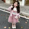 Traje para Niñas Primavera 2026 Nuevo Estilo Cárdigan Tejido para Bebé Camiseta Falda Corta Conjunto de Tres Piezas Ropa Casual de Primavera para Niños