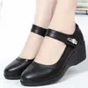 Comercio Exterior Transfronterizos Piel Suave Suela Suave Una Correa Zapatos de Piel para Madre Estilo Nuevo Primavera y Otoño Suela Suave Antideslizante Tacón de Cuña Zapatos de Una Sola Pieza para Adultos Mayores