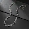 Collar europeo y americano de joyería transfronteriza, collar empalmado de flor hueca de perla artificial, cadena para la clavícula de trébol de cuatro hojas con incrustaciones de diamantes de nicho de lujo ligero para mujer