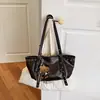 Bolsa tote de nicho retrô com rebites para mulheres, outono, grande capacidade, versátil, casual, de alta qualidade, para ombro