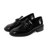 Zapatos de cuero versátiles de celebridad de internet 2023 primavera nuevos mocasines de punta cuadrada con cadena negra zapatos de un solo piso con tacón medio grueso británico para mujer
