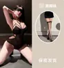 Lencería sexy de encaje calado, un body transparente y seductor con cuello halter, diseñado como conjunto de pijama o uniforme