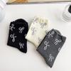 Calcetines de mujer en un pequeño montón, calcetines de seda brillante para niñas, calcetines de tubo estilo coreano con lazo estilo japonés fragante.