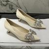 Tacones altos de aguja puntiagudos para mujer 2023 nuevo otoño no cansan tacón medio lazo de pedrería elegantes combinan con todo zapatos de una sola capa