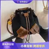 Bolsa Pequena Retro Fosca Transfronteiriça para Mulheres Outono e Inverno Versátil 2025 Novo Estilo Quente Cordão Plissada Bolsa Transversal Bolsa Saco