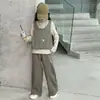 Traje de Niña Otoño 2026 Nuevo Estilo Infantil Elegante Niña Grande Chaleco de Punto Camiseta Base Pantalones Conjunto de Tres Piezas Algodón
