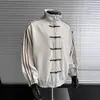Moda de otoño: Chaqueta de hombre azul y blanca con retazos y tres rayas, cuello alto, estilo chino nuevo con cierres de botones, que irradia un ambiente sofisticado y elegante de traje Tang