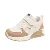 Sapatos para Meninas 2026 Primavera Novo Estilo Sapatos Infantis Meninas Pequenas Sapatos Esportivos de Solado Macio Tênis Casuais Antiderrapantes para Meninas