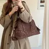 Bolso de mano transfronterizo estilo retro con tachuelas para mujer, nuevo bolso tote de moda 2026, bolso de mano simple de gran capacidad