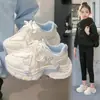 Nuevas Zapatillas Versátiles tipo "Dad Shoes" para Niñas Primavera 2026 con Decoración de Mariposa, Suela Suave de Malla, Transpirables para Niños