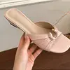 Primer encuentro: Sandalias de cuña con hebilla metálica plisada estilo francés color albaricoque claro para mujer, para uso exterior en verano con faldas, puntera abierta