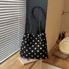 Bolso de hombro para mujer de estilo japonés con nuevos puntos artísticos, nuevo modelo 2026, bolso de hombro simple, fresco y de gran capacidad, moderno