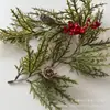 Guirlanda de Plantas Artificiais Pinheiro de Natal e Folha de Cipreste Acessórios de Decoração de Atmosfera de Natal com Frutas Vermelhas e Pinhas Amazon