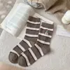 Calcetines Transpirables con Bordado de Oso Polar para Mujer, Calcetines de Media Pantorrilla Rayados Bloque de Color Estilo Retro Japonés, Calcetines Altos Cálidos y Versátiles para Todas las Estaciones