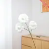 3 rosas artificiales con bordes acampanados para decoración del hogar en una habitación modelo de casa de huéspedes mejoran eficazmente la atmósfera artística del espacio