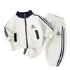 Nuevo Conjunto Deportivo Infantil Primavera/Otoño 2026 Niños y Niñas Estilo Coreano Cardigan Bordado Sudadera Pantalones Deportivos Conjunto de Dos Piezas Moderno