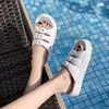 Chinelos Antiderrapantes Leves para Banheiro Doméstico Estilo Chanel 2025 Moda Verão Nova Sandálias Slide Confortáveis de Solado Grosso para Exterior