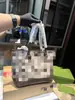 Bolsas al por mayor en Guangzhou para mujer 2025 Versátil Nuevo Bolso tote estampado retro Bolso de hombro Una pieza al por mayor