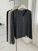 Camiseta elástica versátil de manga larga con botones y cuello en V adelgazante para mujer, otoño e invierno 2026, suave y amigable con la piel, de terciopelo mousse, color liso, camiseta básica