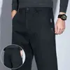 Pantalones casuales gruesos para hombre para otoño e invierno, diseño de pierna recta, efecto adelgazante, nuevo estilo 2026, adecuados para jóvenes profesionales, hechos con tela Lyocell y con cintura elástica forrada de rizo