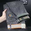 Calça jeans masculina, novo estilo primavera e outono, versátil e moderna, slim fit reto elástico, calça comprida cinza chumbo estampada, calça casual de alta elasticidade